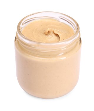 Kavanozdaki lezzetli fındık ezmesi beyaza izole edilmiş.