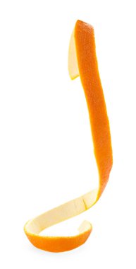 Bir taze portakal kabuğu beyaza izole edilmiş.