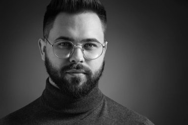 Esmer arka planda sakallı yakışıklı bir adamın portresi. Siyah ve beyaz etkisi