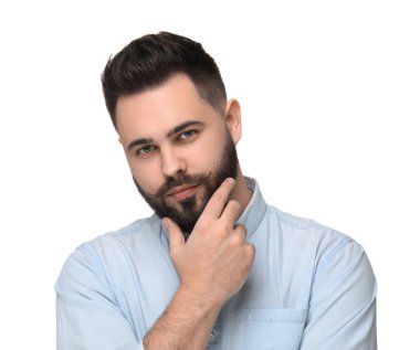 Beyaz arka planda bıyıklı genç bir adamın portresi