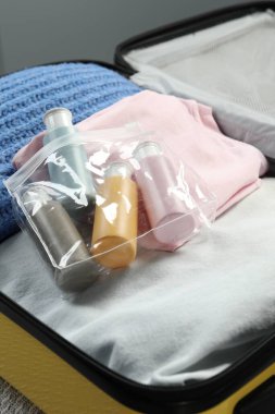 Çantada plastik kozmetik seyahat çantası var.