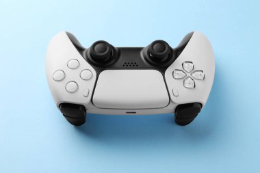 Açık mavi arkaplanda kablosuz oyun denetleyici