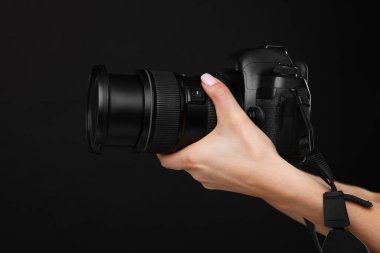 Siyah arkaplanda kamera olan fotoğrafçı, yakın plan