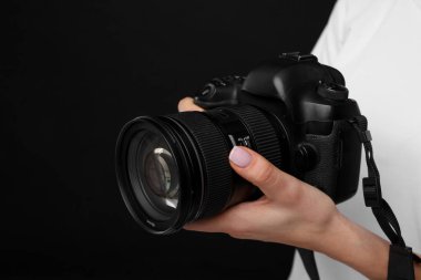Siyah arkaplanda kamera olan fotoğrafçı, yakın plan