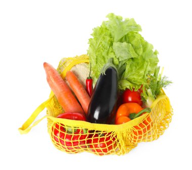 Sarı iplik çantasındaki taze sebzeler beyaza izole edilmiş, yukarıda.