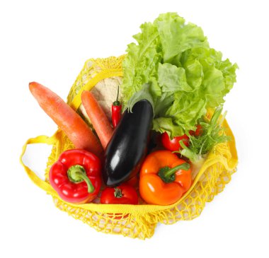 Sarı iplik çantasındaki taze sebzeler beyaza izole edilmiş, üst manzara.