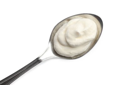 Kaşıkla ekşi krema, beyaza izole edilmiş, üst manzara
