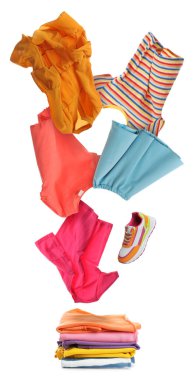 Çamaşır günü. Beyaz arka planda üst üste dizilmiş farklı uçuş kıyafetleri