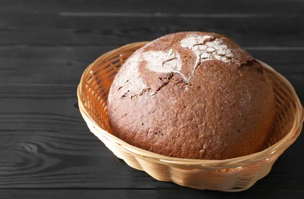 Wicker Basket Fresh Bread Black Wooden Table — Stock Photo, Image