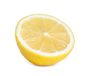 Taze limonun yarısı beyaza izole edilmiş.