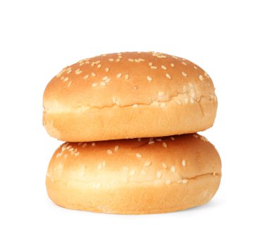 Beyaz üzerine izole edilmiş iki taze hamburger çöreği.