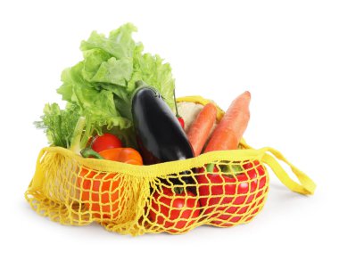 Taze sebzeler sarı iplik torbasında, beyazda izole edilmiş.