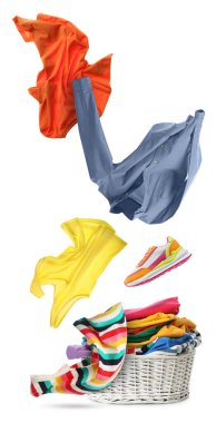 Çamaşır sepetinin üzerinde beyaz arka planda giysiler