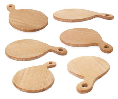 Tahta kesme tahtası beyaza izole edilmiş, farklı açılardan görülüyor.