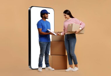 Kurye, koyu bej arka planda, büyük akıllı telefonun yanında kadınlara paket teslim ediyor.
