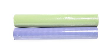 Beyaz, üst görünümde izole edilmiş farklı renkli duvar kağıdı ruloları