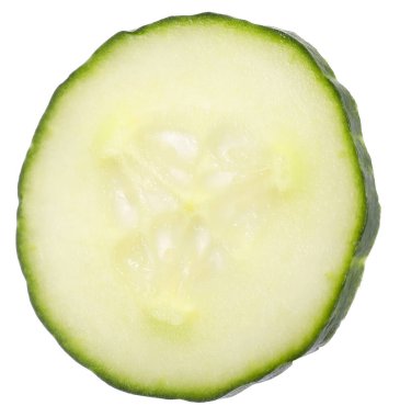 Beyaz üzerine izole edilmiş taze salatalık dilimi.