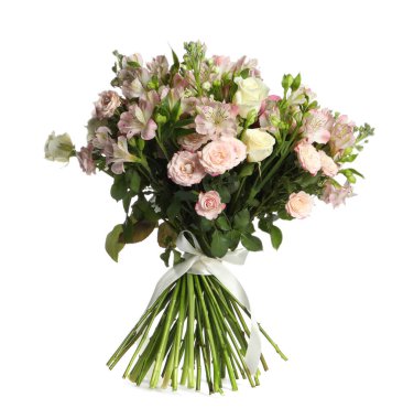 Güzel bir buket taze çiçek, beyaz üzerine izole edilmiş.