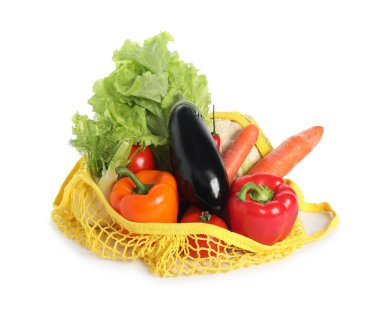 Taze sebzeler sarı iplik torbasında, beyazda izole edilmiş.