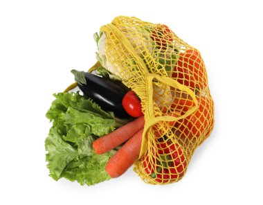 Sarı iplik çantasındaki taze sebzeler beyaza izole edilmiş, üst manzara.