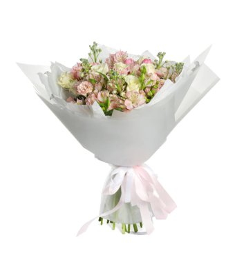 Güzel bir buket taze çiçek, beyaz üzerine izole edilmiş.