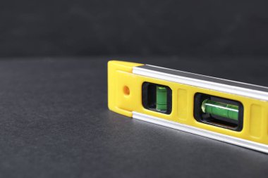 Karanlık arka planda bina seviyesi, yakın plan. Metin için boşluk