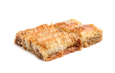 Doğu tatlıları. Lezzetli baklava parçaları beyaza izole edilmiş.