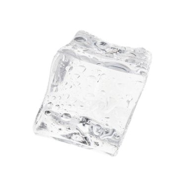 Bir kristal berrak buz küpü beyaza izole edilmiş