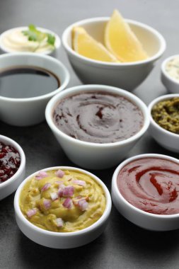 Kase üzerinde gri tablo farklı lezzetli soslar