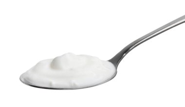 Beyaz kaşık içinde nefis bir yoğurt.