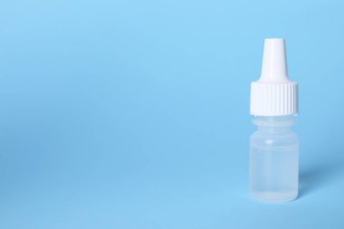 Açık mavi arkaplanda tıbbi damlalar, metin için boşluk