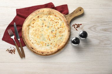 Beyaz ahşap masada servis edilen leziz peynirli pizza. Metin için boşluk