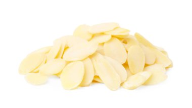 Beyazlar üzerinde izole edilmiş taze badem taneleri.