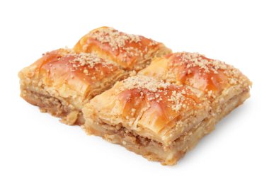 Doğu tatlıları. Lezzetli baklava parçaları beyaza izole edilmiş.