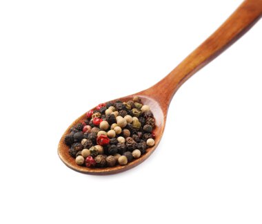 Aromatik baharatlar. Farklı biberler beyaz kaşıkta izole edilmiş.