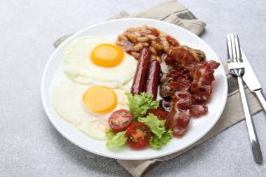 Nefis kahvaltı, güneşli tarafı açık masa üstünde yumurtalar.