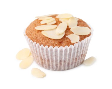 Taze badem taneli çörekler beyazda izole edilmiş.