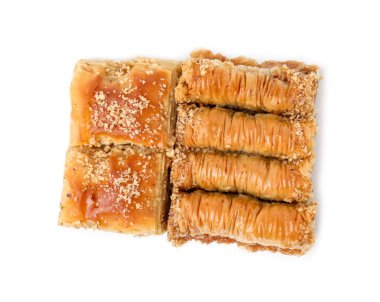 Doğu tatlıları. Lezzetli baklava parçaları beyaza izole edilmiş.