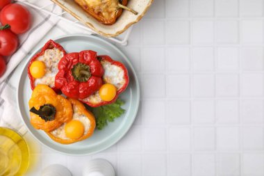 Beyaz fayanslı masada servis edilen dolma dolma biberler harika görünüyor. Metin için boşluk