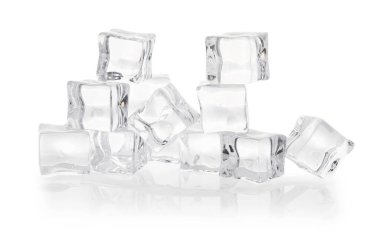 Birçok eriyen kristal berrak buz küpleri beyazın üzerinde izole edilmiş.