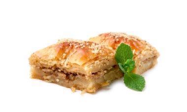Doğu tatlıları. Nane aromalı lezzetli baklava parçaları beyaza izole edilmiş.