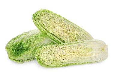 Taze taze ve kesilmiş Çin lahanaları beyaza izole edilmiş.