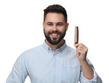 Bıyıklı yakışıklı genç adam beyaz arka planda tarak tutuyor.