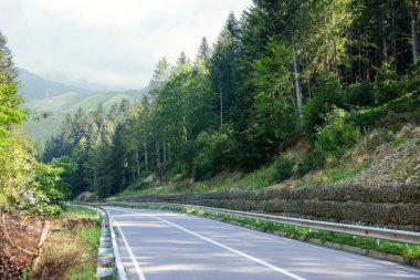 Dağlarda boş asfalt yol. Resimli manzara.