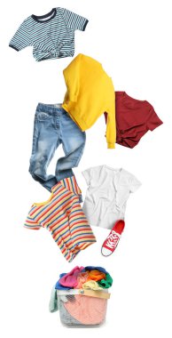 Çamaşır sepetinin üzerinde beyaz arka planda giysiler