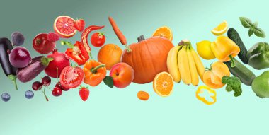 Renk eğimine göre havada farklı taze meyve ve sebzeler