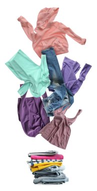 Çamaşır günü. Beyaz arka planda üst üste dizilmiş farklı uçuş kıyafetleri