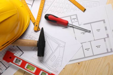 Ahşap zemin üzerinde bina seviyesi ve diğer farklı inşaat araçları ile düz yerleşim