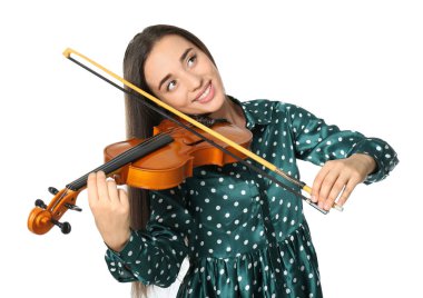 Beyaz arka planda keman çalan güzel bir kadın.