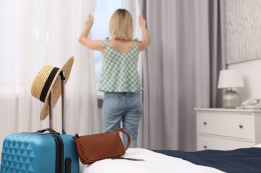 Şık otel odasında perdeleri açan misafir, seçici odak